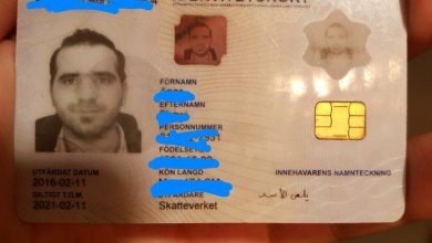 Photo of Syriska män  sänder förbannelser över Assad i sina svenska ID korts signatur