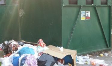 Photo of قمامة ونفايات حول مركز لجوء في بلدية اورنسخولدفيك بالرغم من الشكاوي