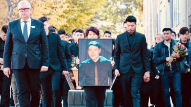 Photo of أقامة جنازة شاب أفغاني انتحر بعد رفض طلب لجوئه بالرغم من تحوله للمسيحية