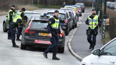 Photo of الشرطة السويدية وبلاغات عن وجود حادثة تراشق بالحجارة على سيارات دنماركية